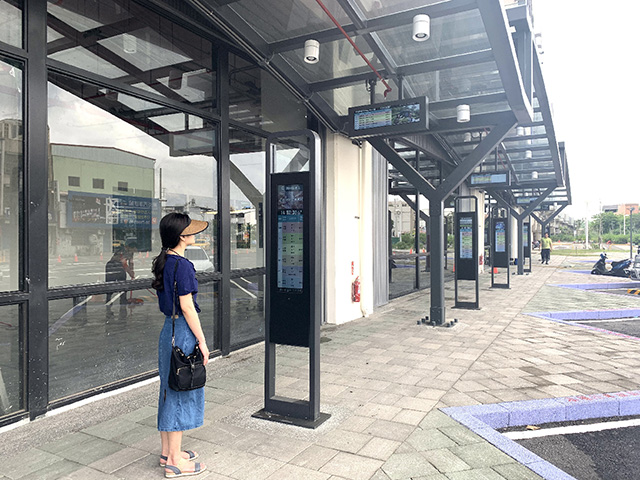 交通运输数字告示-潮州转运站 / 台湾