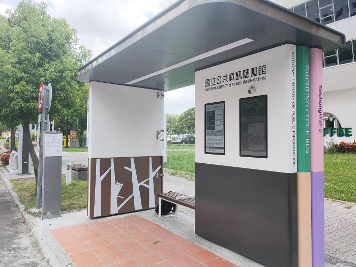 铠应科技与台中市交通局合作完成了智慧候车亭