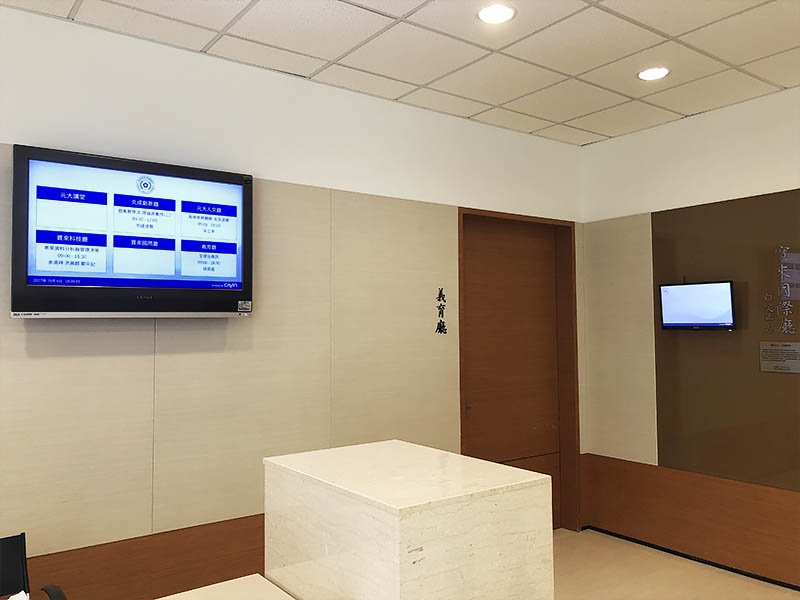 Señalización wayfinderPost y meetingPost en la sala de funciones y las aulas