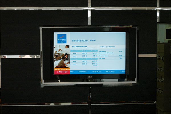 Signalétique numérique d'accueil à l'hôtel chaîne Novotel, France