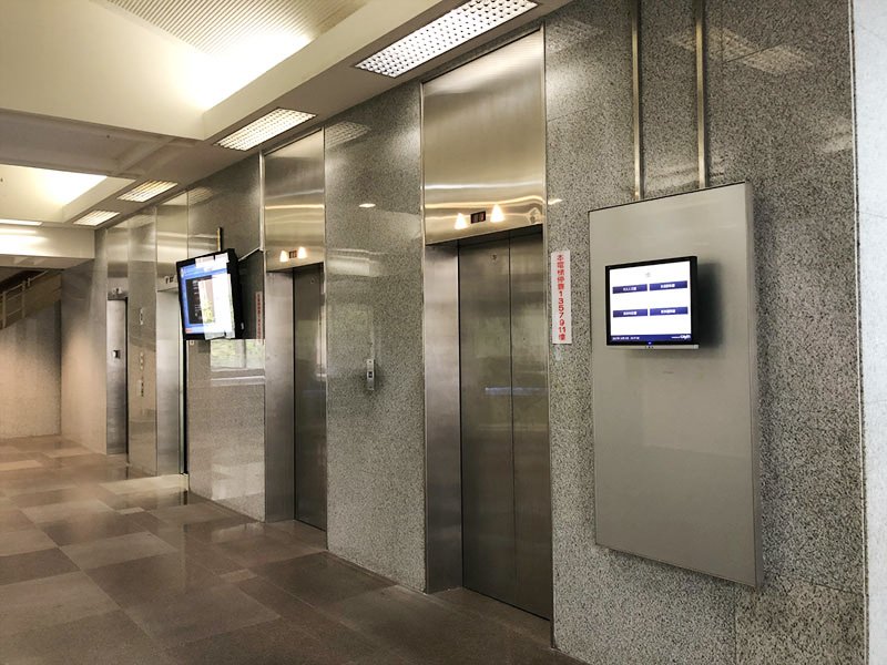 wayfinderPost et panneau d'affichage numérique près de l'ascenseur