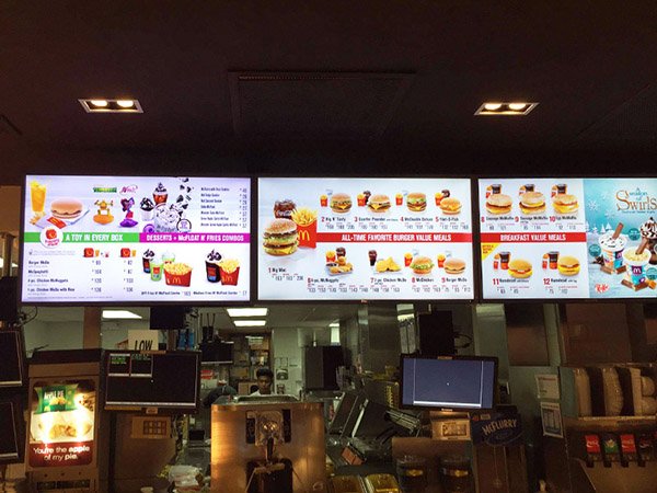 Menu électronique en gros plan aux caisses de McDonald's, Philippines