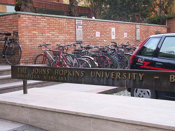 イタリアのジョンズ・ホプキンス大学ボローニャセンターにおける教育デジタルサイネージ