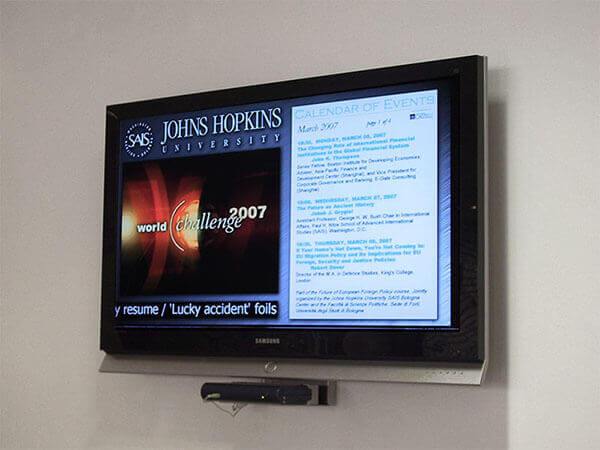 イタリアのジョンズ・ホプキンス大学ボローニャセンターにおける教育デジタルサイネージ