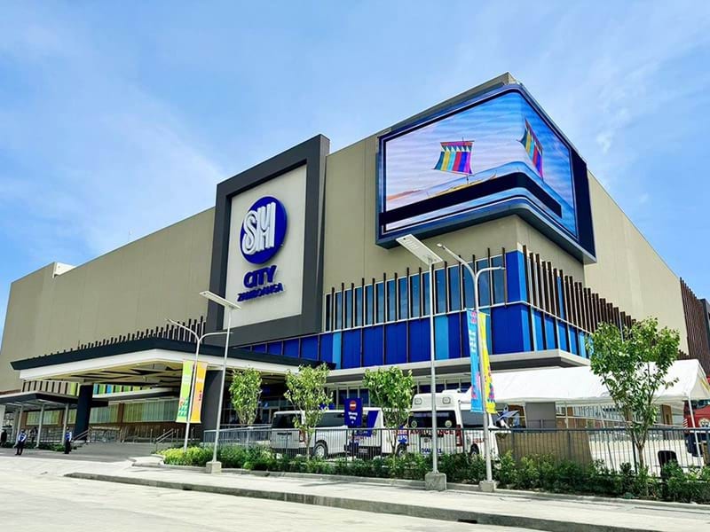 SM City Zamboanga の曲面屋外 LED ウォールが建物の外観ファサードを支え、三宝顔市周辺の街並みまでモールの視覚的プレゼンスを広げます。